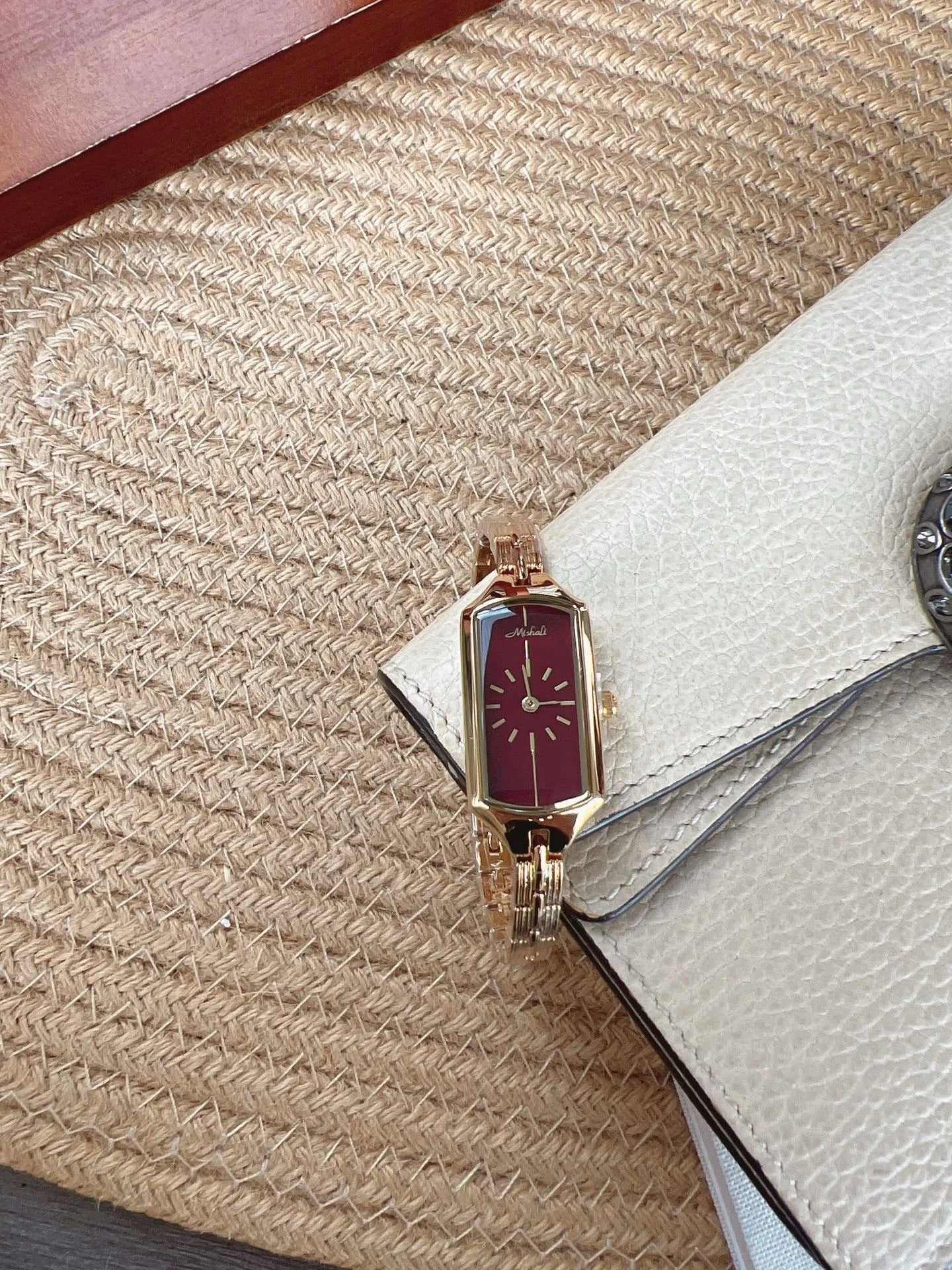 Reloj de Lujo Minimalista para Mujer- Dial Rojo
